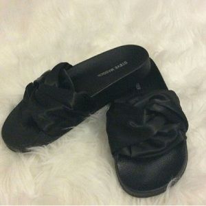 Super cute Steve Madden slide on shoes 😊